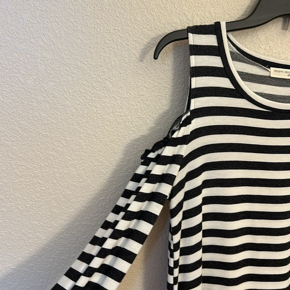Women’s long sleeve striped shirt with cut out shoulders size medium. - Picture 3 of 6